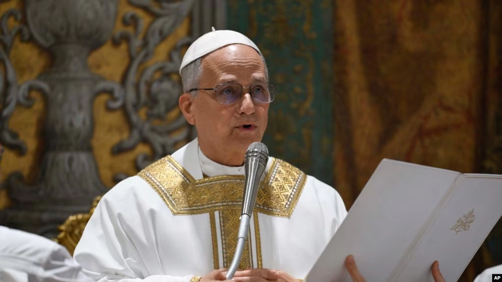 Papa Lav XIV na prvoj misi poručio da Crkva mora osvijetliti 'mračne noći ovoga svijeta'